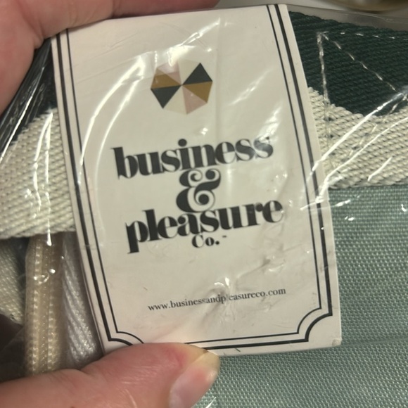 BUSINESS & PLEASURE COOLER 2 WAY TOTE - Picture 15 of 16